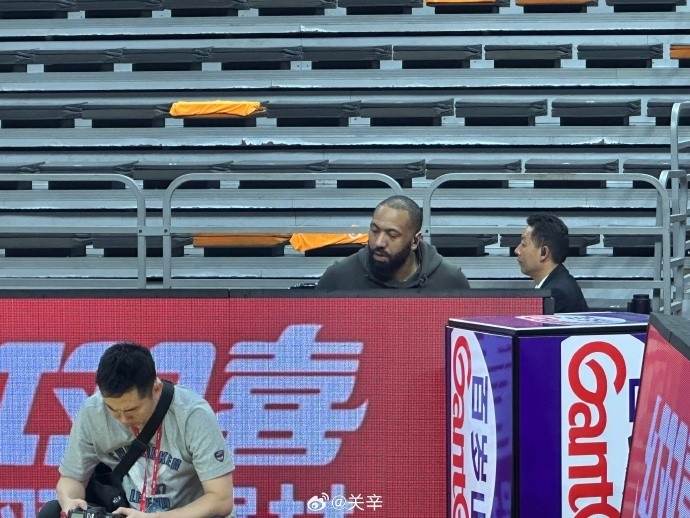  今晚不打？广东主场迎战广厦 吉伦沃特一身便装现身球馆
