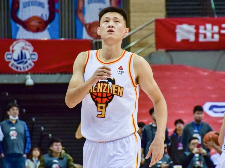 中流砥柱!周鹏12中8高效拿下19分4板 关键上篮杀死比赛