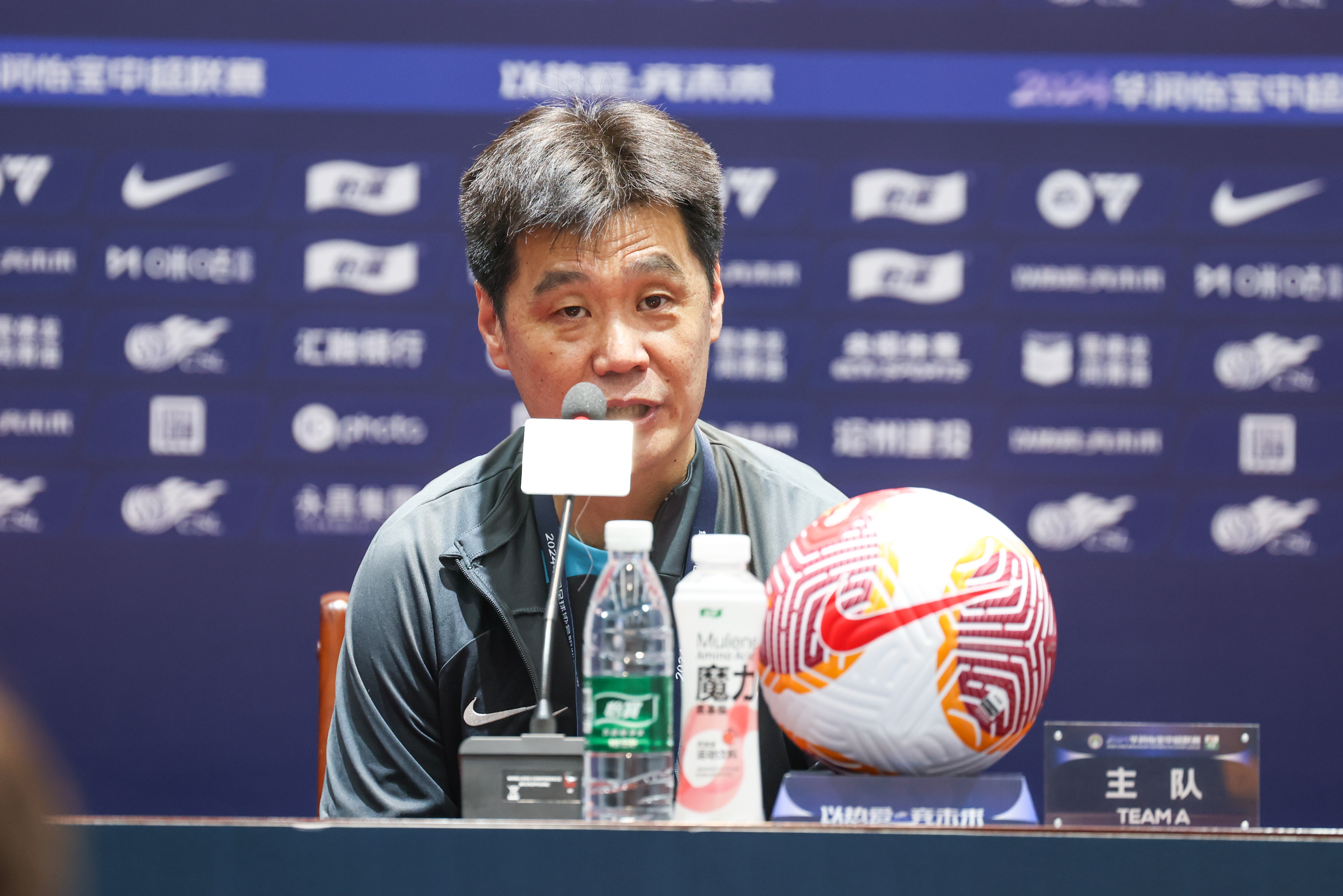 津媒:海牛阵容搭配更合理实力提升,李霄鹏防反战术非常明确