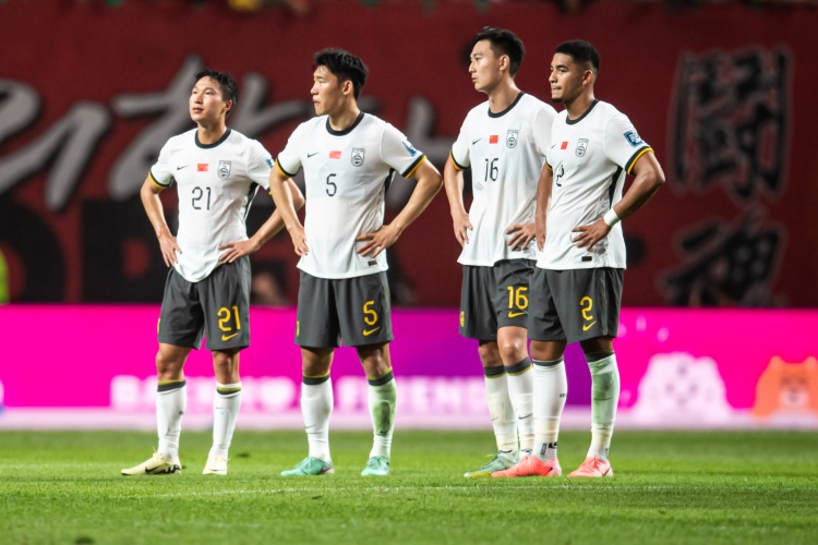  东体：国足防线基本推倒重来，战澳大利亚要承受的压力不难想象
